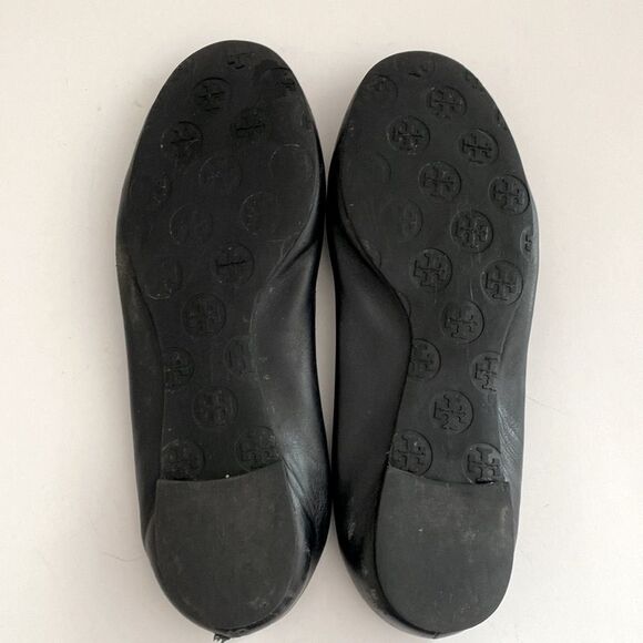 Tory Burch Iconic Black Leather Flats Silver Tone Logo Plate sz 8 Luxury Elegant - Picture 8 of 13
